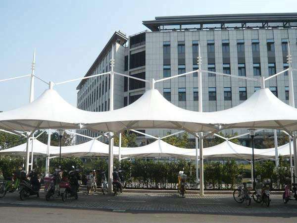 隨處可見(jiàn)的膜結(jié)構(gòu)雨棚.jpg 隨處可見(jiàn)的膜結(jié)構(gòu)雨棚.jpg