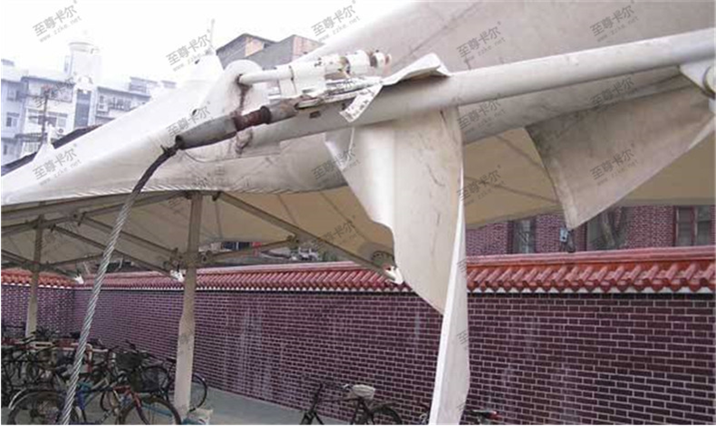 膜結(jié)構(gòu)車(chē)棚破裂.png 膜結(jié)構(gòu)車(chē)棚破裂.png
