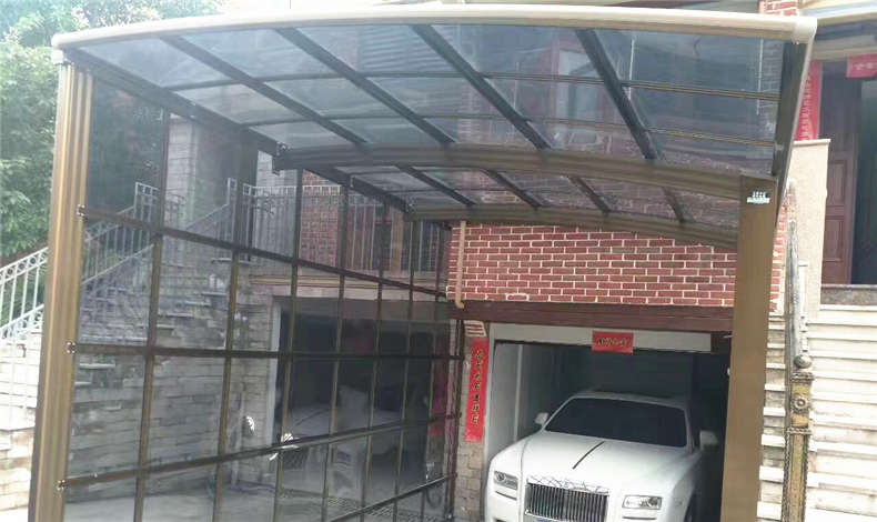 車庫(kù)雨棚側(cè)面封板要根據(jù)現(xiàn)場(chǎng)情況