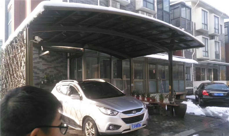 2018年大雪，讓劣質車棚雨棚顯露原形