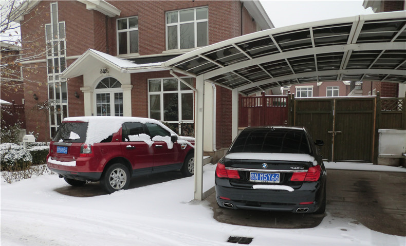 冬天車上滿是積雪，該怎么清理??！