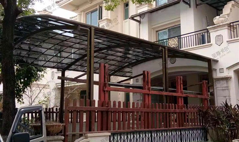 看他們門口安裝的耐力板雨棚，真的是太實(shí)用了！