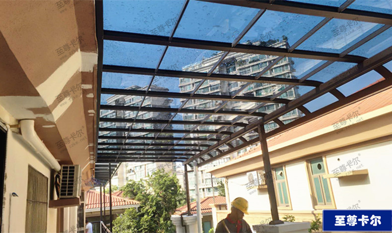 陽臺(tái)雨棚選擇什么材質(zhì)好？懂行的都用這種材質(zhì)