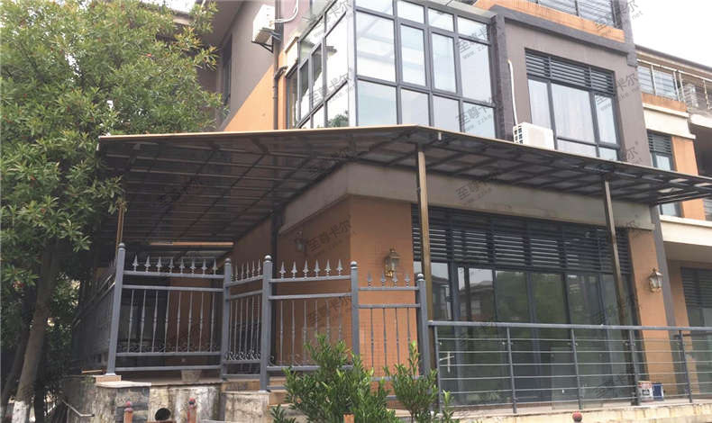 轉角雨棚安裝圖片欣賞，重要的是要還不會漏水_至尊卡爾