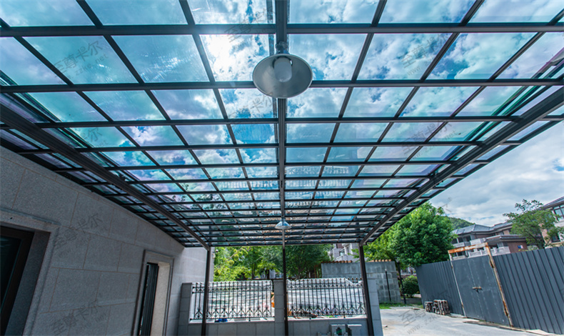 透明遮雨棚選這種雨棚材質(zhì)，絕不會(huì)后悔