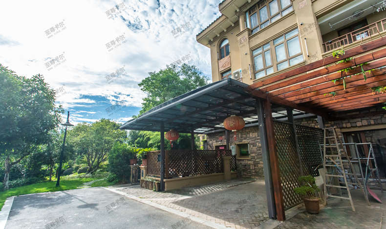 停車棚生產(chǎn)廠家深度透露：為什么說鋁合金車棚性價比高？