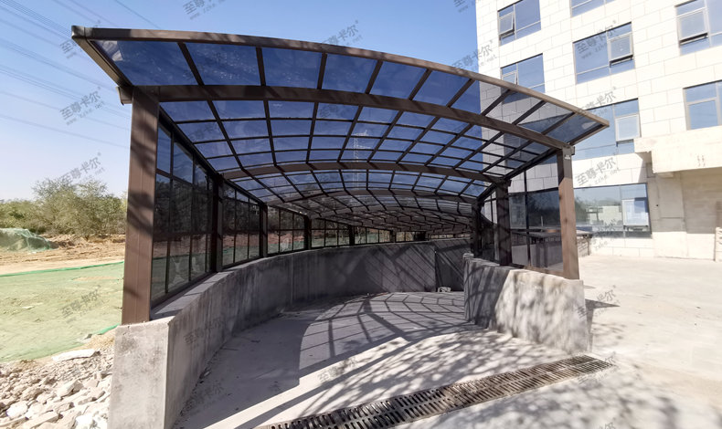 車庫出入口玻璃雨棚，要選這種，不看會后悔