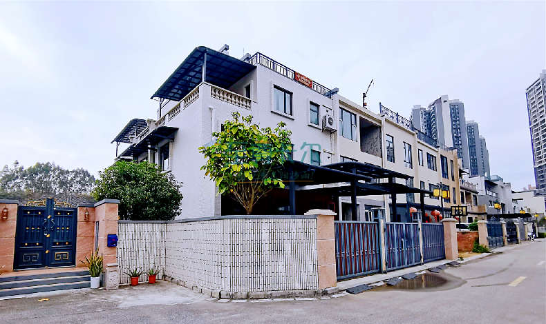 講真的，再高級的別墅，也經不住土氣的雨棚滿墻裝